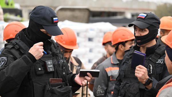 Рейд по выявлению нелегальных мигрантов в Москве.  - Sputnik Тоҷикистон