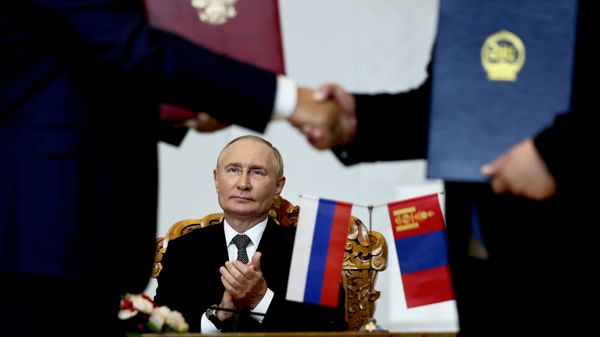 Президент РФ Владимир Путин на церемонии подписания российско-монгольских документов в Улан-Баторе. - Sputnik Таджикистан