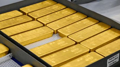 Готовые маркированные слитки золота высшей пробы 99,99 процентов чистоты на Красноярском заводе цветных металлов имени В. Н. Гулидова. 
