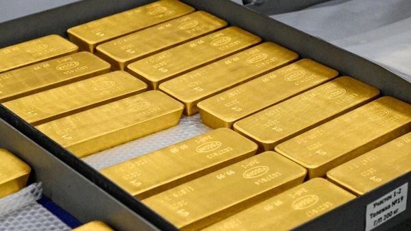 Готовые маркированные слитки золота высшей пробы 99,99 процентов чистоты. - Sputnik Тоҷикистон