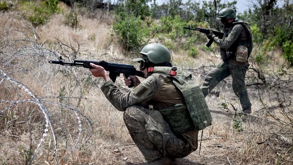 Тренировка штурмовиков группировки войск Центр на полигоне на Добропольском направлении СВО. - Sputnik Таджикистан
