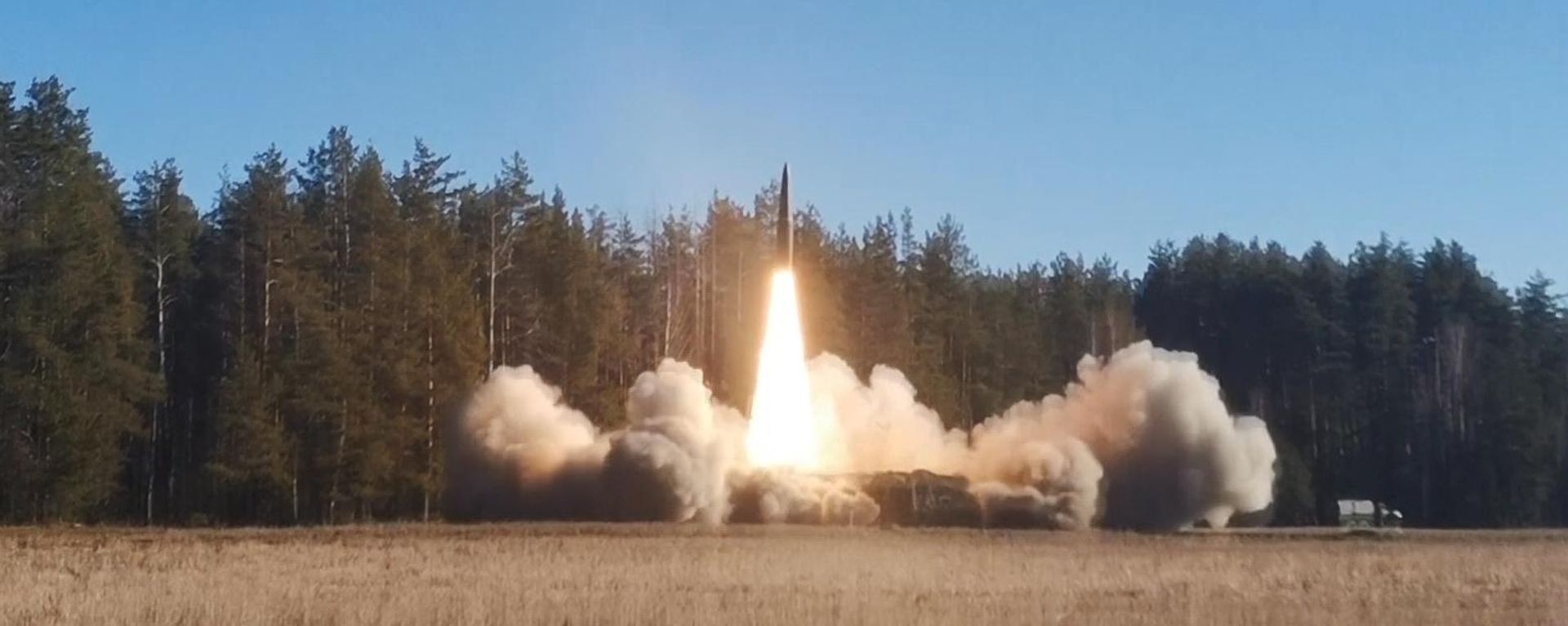 Работа расчетов ОТРК Искандер при нанесения ударов по военным объектам ВСУ.  - Sputnik Тоҷикистон, 1920, 24.07.2026