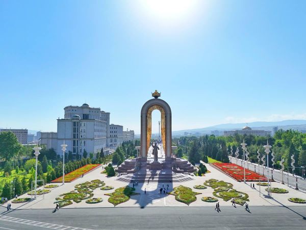 Знойная жара держится и в Душанбе. Но в Таджикистане такая погода бывает каждое лето. - Sputnik Таджикистан