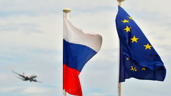 Флаги России, ЕС, Франции и герб Ниццы на набережной Ниццы - Sputnik Таджикистан