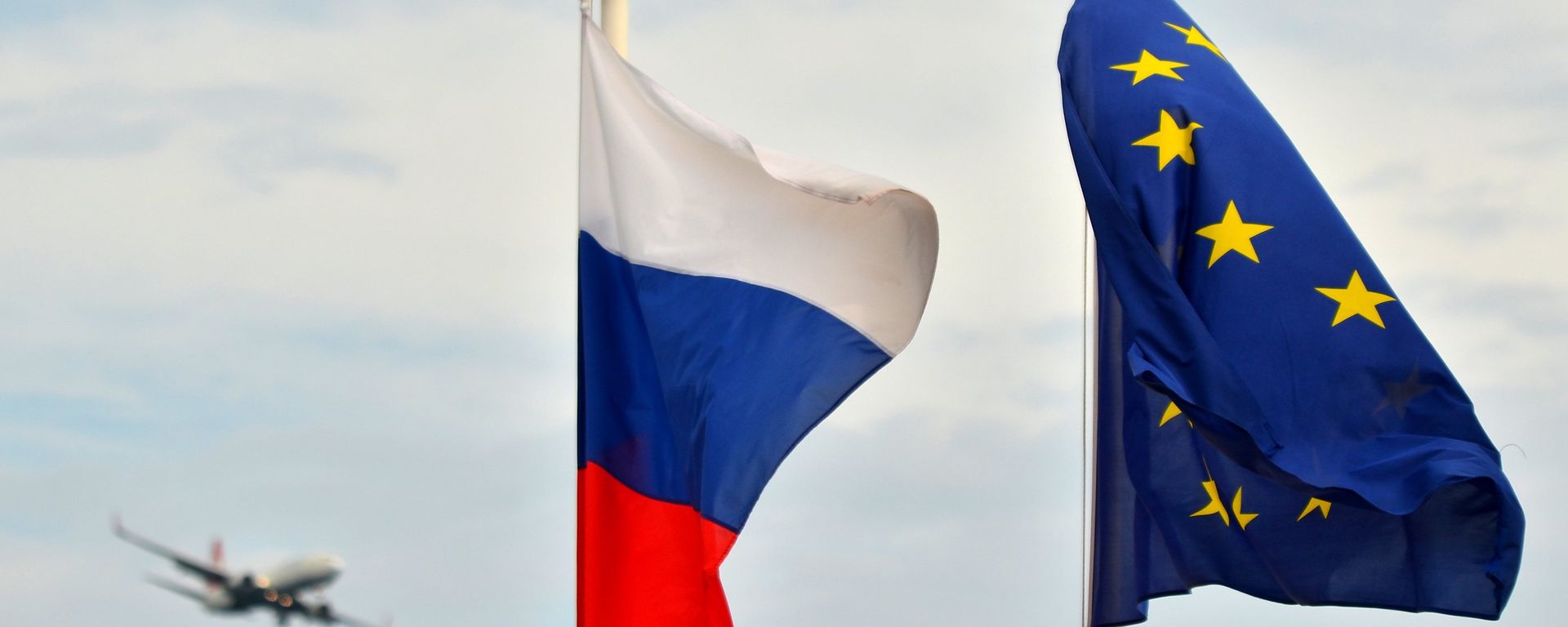 Флаги России и ЕС. - Sputnik Таджикистан, 1920, 26.07.2026
