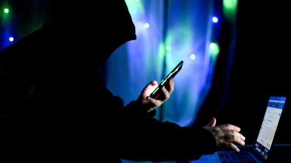 Мужчина держит в руках мобильный телефон.  - Sputnik Тоҷикистон
