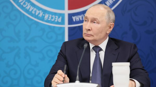 Президент РФ Владимир Путин на пленарной сессии XXII Форума межрегионального сотрудничества Российской Федерации и Республики Казахстан в Омске.  - Sputnik Тоҷикистон