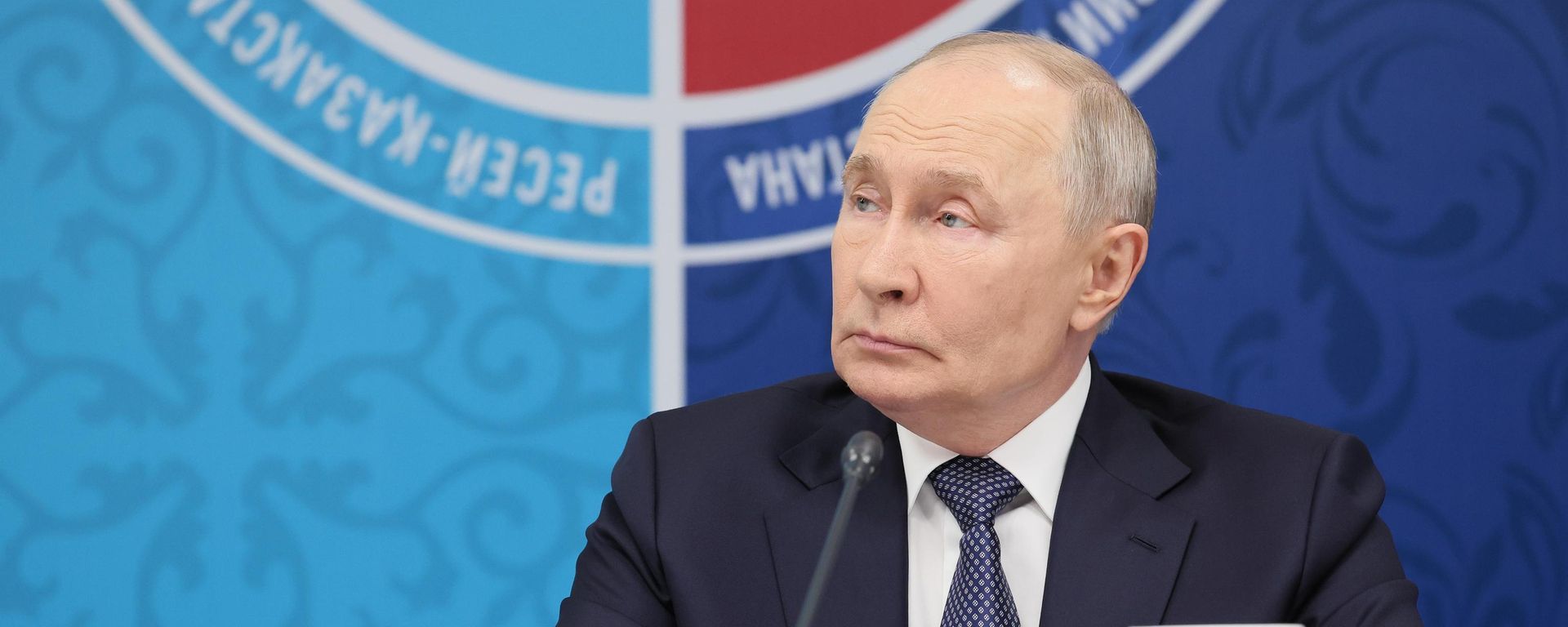 Президент РФ Владимир Путин на пленарной сессии XXII Форума межрегионального сотрудничества Российской Федерации и Республики Казахстан в Омске.  - Sputnik Тоҷикистон, 1920, 27.07.2026