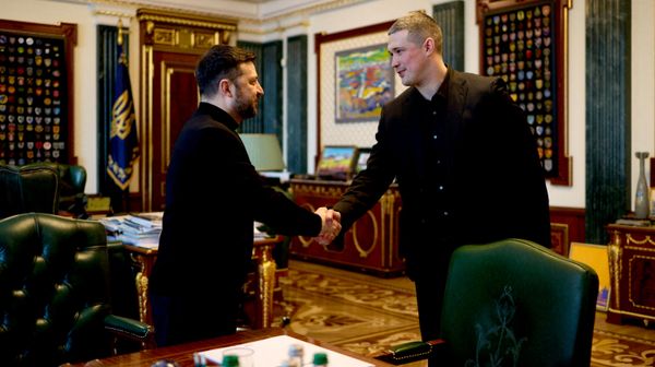 Владимир Зеленский и министр обороны Михаил Федоров пожимают друг другу руки во время встречи в Киеве 14 января 2026 года. - Sputnik Тоҷикистон