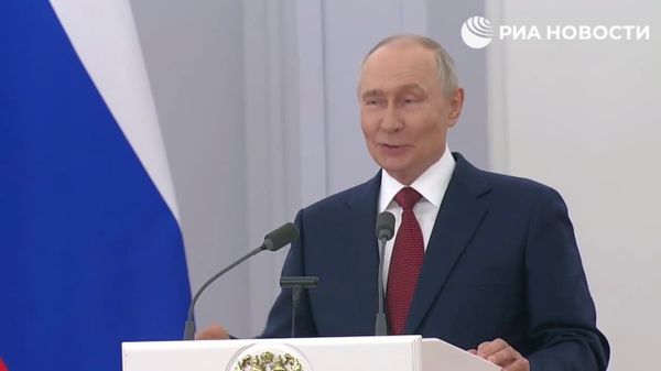 Дар майдони ҷанг мо боэҳтиёт, вале устуворона амал хоҳем кард, - Путин - Sputnik Тоҷикистон