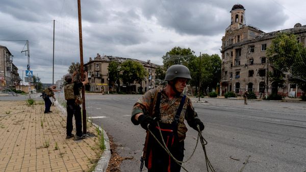 Военнослужащие Вооруженных сил Украины ремонтируют сети противодействия беспилотникам в прифронтовом городе Дружковка, Украина, 25 июля 2026 года. - Sputnik Таджикистан