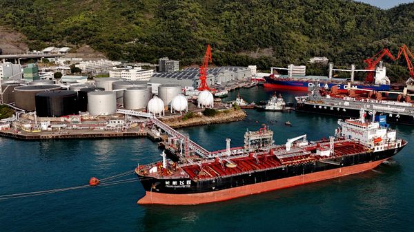 Китайский нефтяной танкер в порту Цинъи в Гонконге, Китай, 19 марта 2026 года. - Sputnik Тоҷикистон