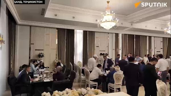 Санадҳои ҳамкорӣ ба маблағи миллионҳо доллар: Ҳайати Ӯзбекистон дар форуми тиҷоратӣ ширкат кард - Sputnik Тоҷикистон