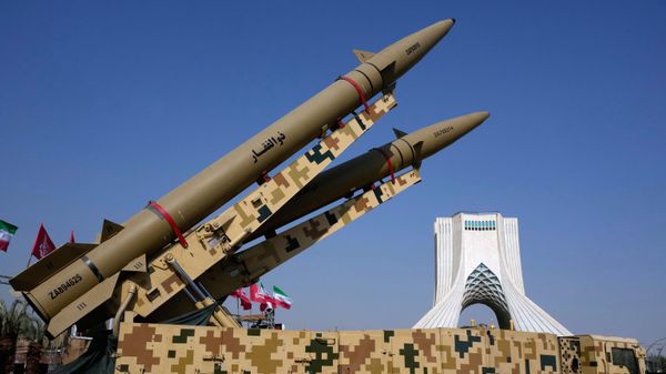 Выставка иранского вооружения у башни Азади в Тегеране 29 июля 2026 года. - Sputnik Таджикистан