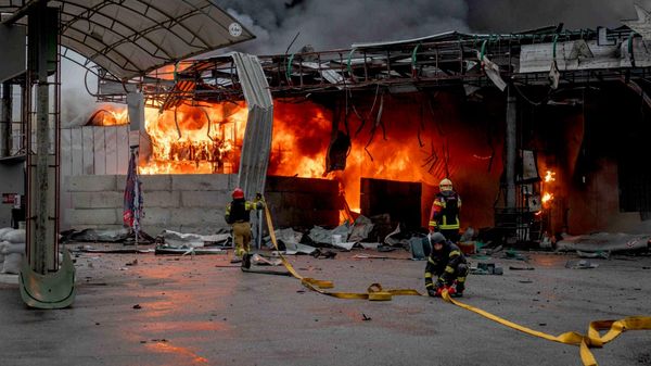 Пожарные тушат пожар на автозаправочной станции в Сумах, Украина, 25 июня 2026 года. - Sputnik Таджикистан
