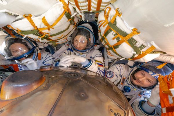 Экипаж корабля Союз МС-28 совершает посадку на Землю - Sputnik Таджикистан