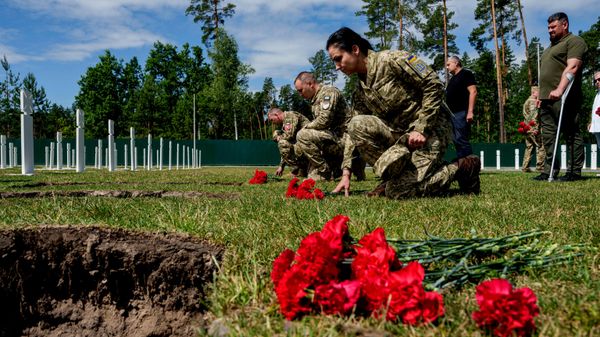 Украинские военнослужащие возлагают цветы на военном кладбище под Киевом, Украина, 19 июня 2026 года. Украинские военнослужащие возлагают цветы на военном кладбище под Киевом, Украина, 19 июня 2026 года. - Sputnik Таджикистан