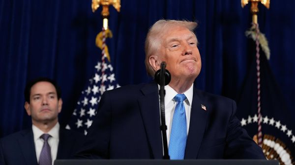 Госсекретарь США Марко Рубио (на заднем плане) и президент США Дональд Трамп - Sputnik Таджикистан