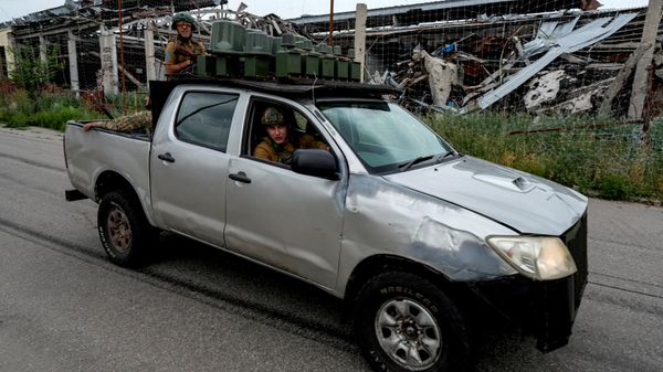 Военнослужащие Вооруженных сил Украины едут на пикапе в прифронтовом городе Дружковка, Украина, 25 июля 2026 года. - Sputnik Таджикистан