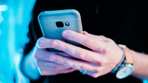Смартфон в руках. Иллюстративное фото - Sputnik Тоҷикистон