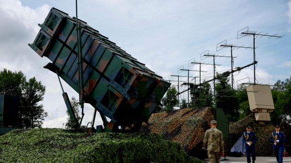 Украинские военнослужащие рядом с пусковой установкой зенитного ракетного комплекса Патриот, Украина, 4 августа 2024 года. - Sputnik Таджикистан