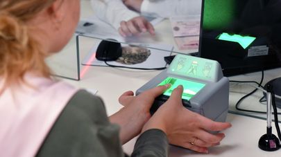 Девушка проходит процедуру снятия биометрических данных в визовом центре Китая в Москве