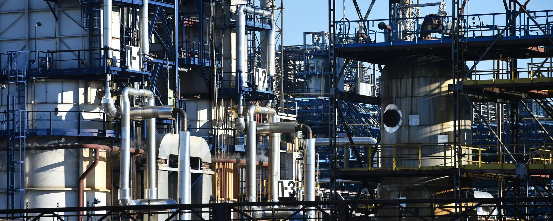 Московский нефтеперерабатывающий завод. Иллюстративное фото - Sputnik Таджикистан, 1920, 06.08.2026