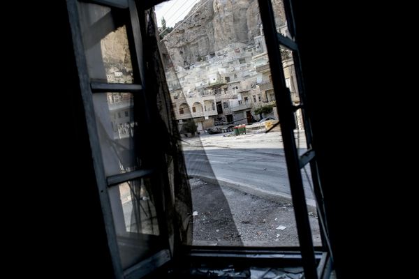 Вид из окна жилого дома, освобожденного от боевиков, на центральную улицу города Маалула - Sputnik Таджикистан