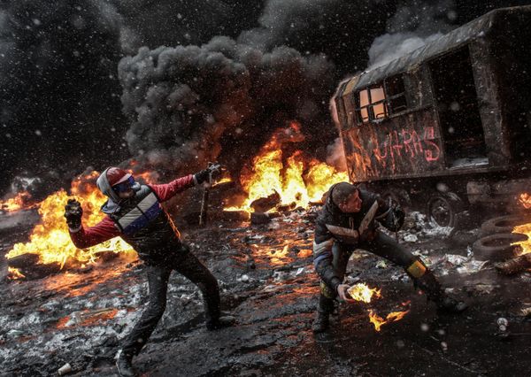 Участники акций в поддержку евроинтеграции Украины на улице Грушевского в Киеве - Sputnik Таджикистан