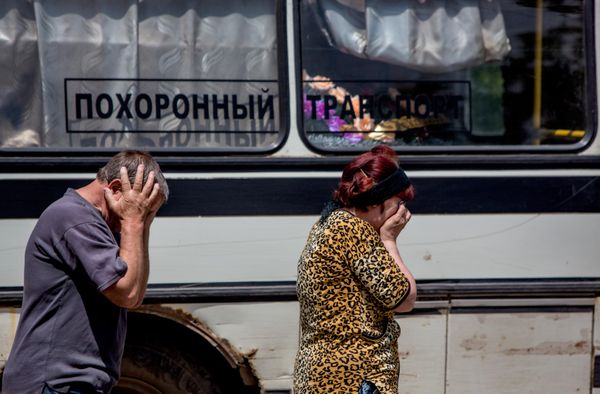 Похороны медсестры городской больницы Славянска, погибшей при минометном обстреле больницы - Sputnik Таджикистан