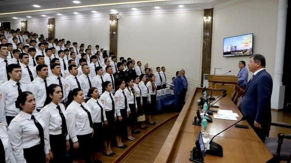 Рамазон Рахимзода призвал молодых милиционеров Таджикистана уважать граждан - Sputnik Таджикистан