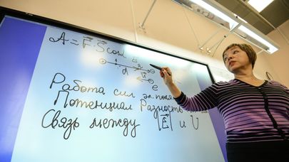 Урок физики в классе московской школы № 2095 с использованием электронной доски..