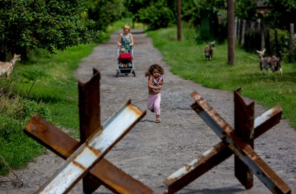 Сокинони шаҳраки Семеновка, ки мунтазам аз ҷониби низомиёни украинӣ тирборон карда мешавад. Сокинони шаҳраки Семеновка, ки мунтазам аз ҷониби низомиёни украинӣ тирборон карда мешавад. - Sputnik Тоҷикистон