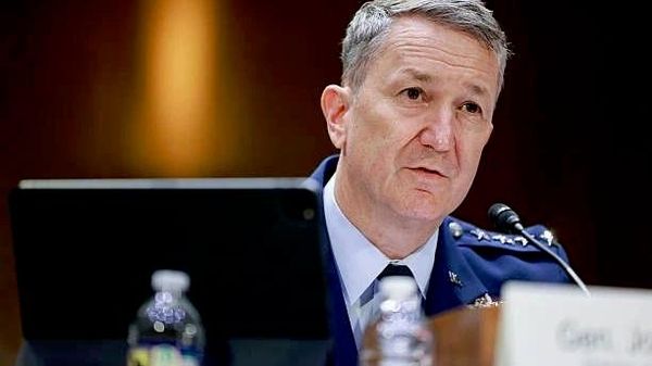 Раиси Ситоди муштараки ситоди нерӯҳои ИМА Дэн Кейн чанд ҳафта боз аз Кохи Сафед хостааст, ки роҳи хотима додан ба низоъ бо Эронро пайдо кунад, зеро имконоти муассири низомӣ ва ҷангӣ аз байн рафта, норасоии лавозимот мавҷуд аст - Sputnik Тоҷикистон
