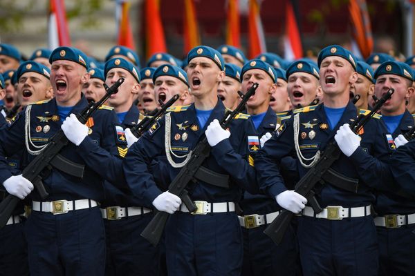 Курсанты Военно-воздушной академии имени профессора Н. Е. Жуковского и Ю. А. Гагарина на военном параде  - Sputnik Таджикистан