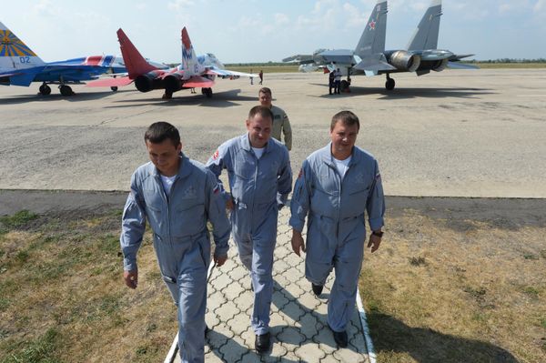 Участники пилотажной группы "Стрижи" Дмитрий Рыжеволов, Дмитрий Зубков и Денис Кузнецов (слева направо) во время празднования дня ВВС в Липецке. - Sputnik Таджикистан