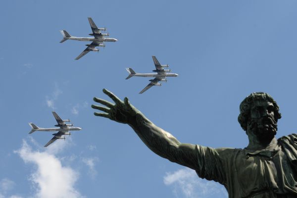Стратегические бомбардировщики-ракетоносцы Ту-95 МС парадного строя авиации ВВС пролетают над Красной площадью в Москве на генеральной репетиции военного парада, посвященного 71-й годовщине Победы в Великой Отечественной войне. - Sputnik Таджикистан