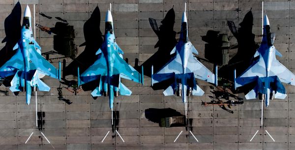 Истребители Су-34 (слева) и многоцелевые самолеты Су-30СМ перед началом окружного отборочного этапа международного конкурса выучки летных экипажей "Авиадартс-2021" на территории авиационного полка Южного военного округа (ЮВО) в Краснодарском крае. - Sputnik Таджикистан