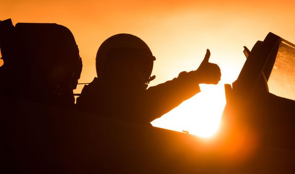 Российский пилот показывает большой палец вверх. - Sputnik Таджикистан