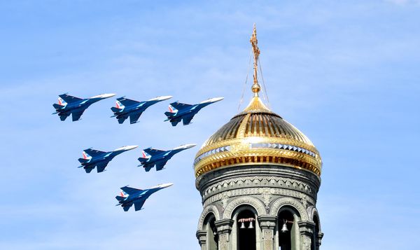 Авиационный отряд "Русские витязи" на самолетах Су-30СМ во время показательного выступления на праздничных мероприятиях, посвященных 110-летию со дня образования ВВС в военно-патриотическом парке культуры и отдыха ВС РФ "Патриот" в Одинцово. - Sputnik Таджикистан