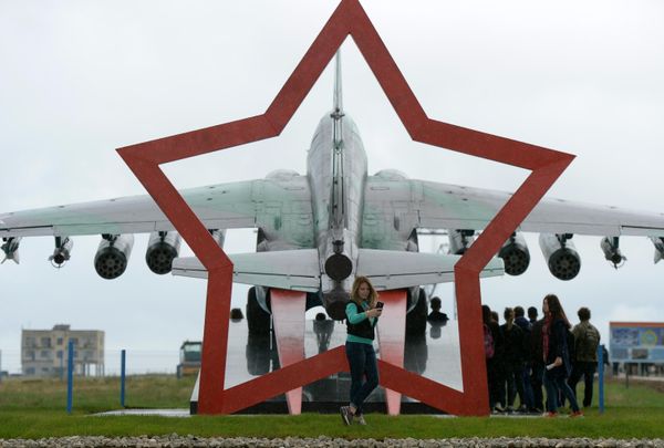 Посетители на испытательном полигоне Воздушно-космических сил РФ Чауда под Феодосией - Sputnik Таджикистан