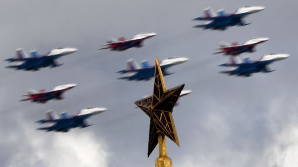 Строй кубинский бриллиант из истребителей МиГ-29 и Су-30СМ пилотажных групп Русские витязи и Стрижи - Sputnik Таджикистан