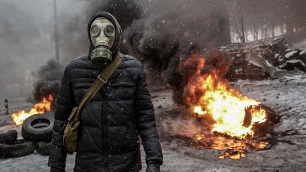 Человек в противогазе, архивное фото - Sputnik Таджикистан