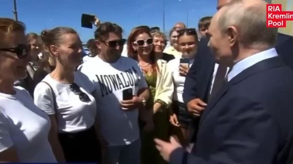Владимир Путин шахсан бори аввал аз ҷазираҳои Курил боздид кард; роҳбарони Русия қаблан чандин маротиба аз ин ҷазираҳо боздид карда буданд - Sputnik Тоҷикистон