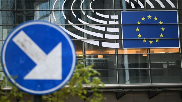 Логотип Евросоюза на здании штаб-квартиры Европейского парламента в Брюсселе - Sputnik Таджикистан