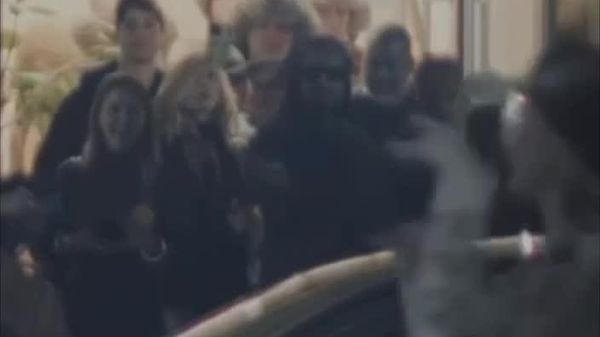 В аэропорту Алматы Канье Уэста встретили казахскими национальными танцами - Sputnik Таджикистан