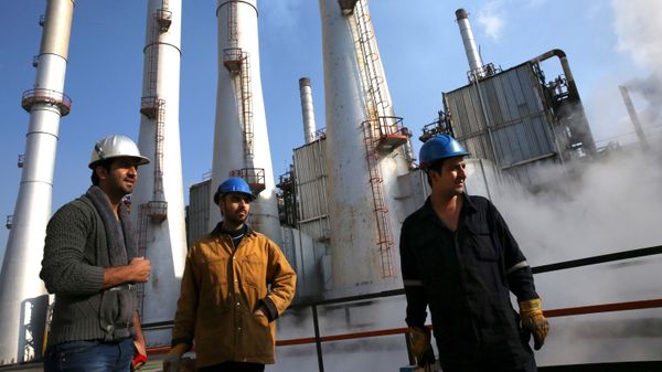 Нефтяники на нефтеперерабатывающем заводе в Тегеране. - Sputnik Таджикистан