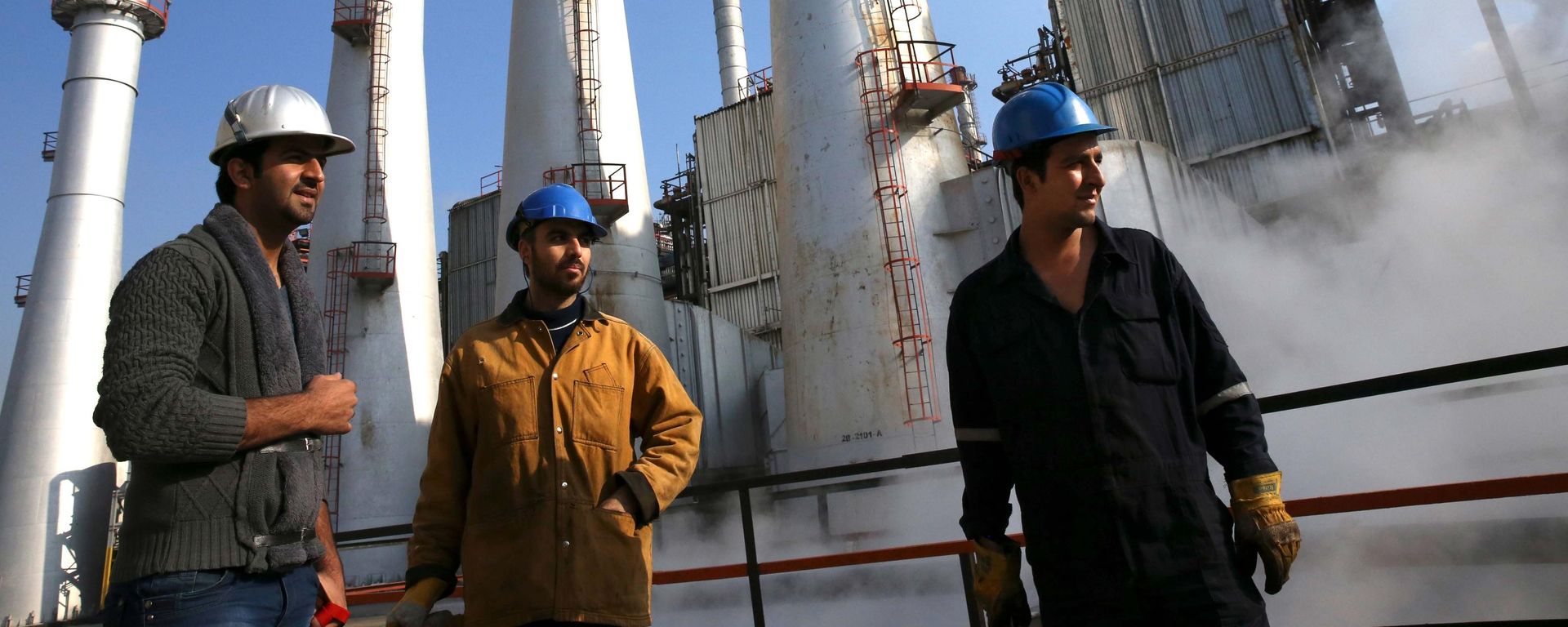 Нефтяники на нефтеперерабатывающем заводе в Тегеране. - Sputnik Таджикистан, 1920, 17.08.2026