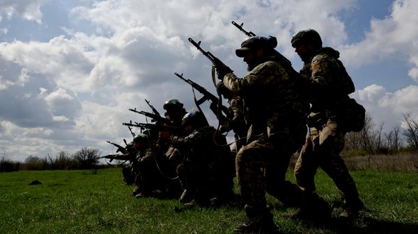Украинские военнослужащие на полигоне в Запорожской области Украины, 8 апреля 2026 года.  - Sputnik Таджикистан
