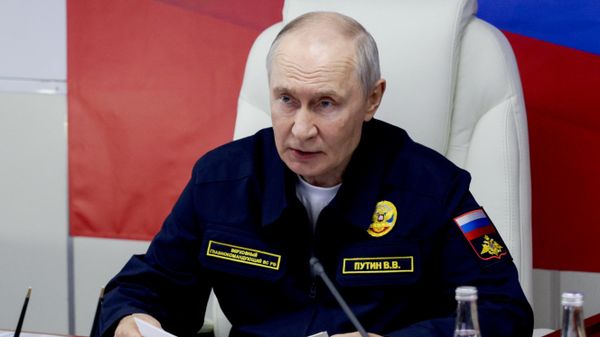 Президент России Владимир Путин проводит совещание на ракетном крейсере Варяг во время завершающей стадии учений Тихоокеанского флота.  - Sputnik Таджикистан